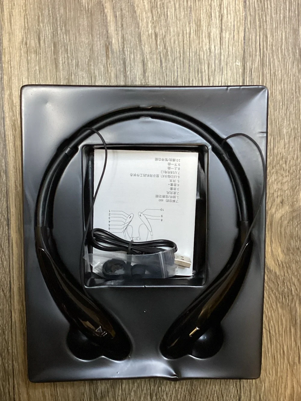 Wireless HBS800 Neckband Headphones in White and Black